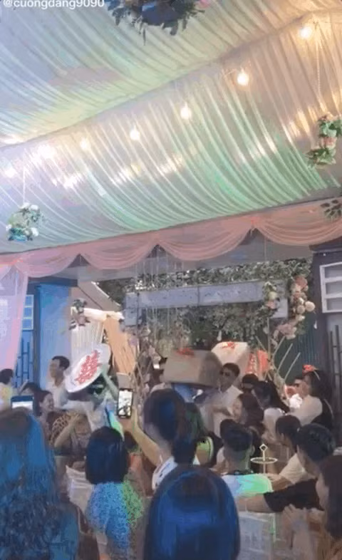 Ban than tang qua cuoi kieu nay chu re muon... 