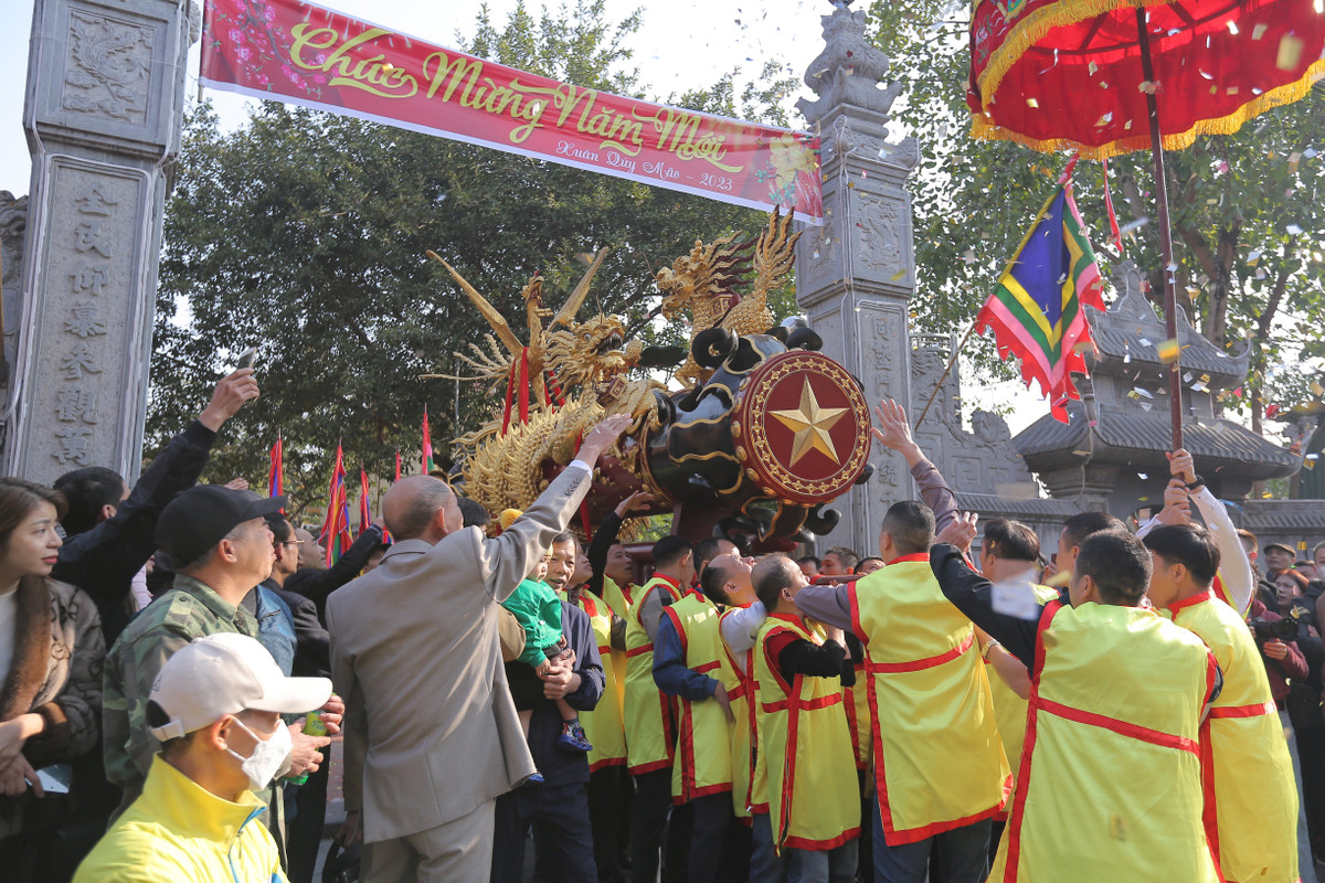 Hai quả pháo trong lễ rước được làm tượng trưng bằng gỗ và sơn son thếp vàng, trong đó pháo Nhất dài 6m, pháo Nhì dài 5,8m, với đường kính hơn 1m.