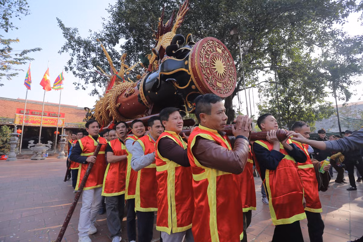 Chia sẻ với PV, một nam thanh niên làng Đồng Kỵ tham gia rước pháo cho biết: "Sau hai năm ảnh hưởng bởi dịch COVID-19, năm nay người dân trong phường rất háo hức chờ đón lễ rước pháo. Để được tham gia rước pháo, các trai tráng trong làng phải đáp ứng các tiêu chí của Ban Tổ chức..."