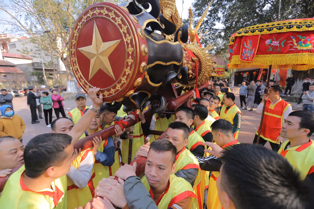 Cứ đến lệ hàng năm ngày mùng 4 Tết Âm Lịch, làng Đồng Kỵ - Bắc Ninh lại tổ chức lễ hội rước pháo thu hút người dân địa phương và khách thập phương tới tham dự.