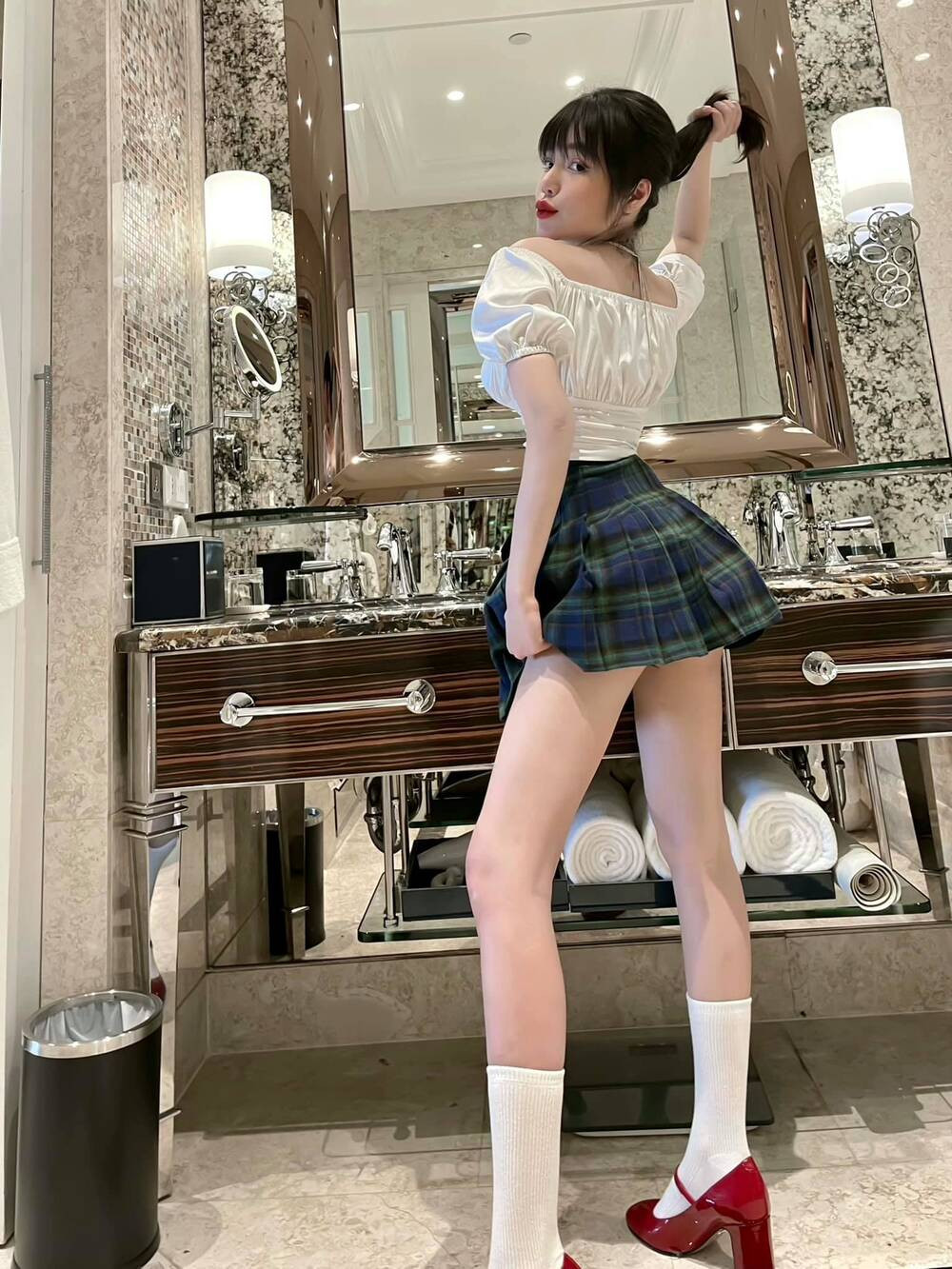 Bên cạnh những ý kiến đồng tình, không ít dân tình trong đó có người hâm mộ Sơn Tùng M-TP để lại bình luận công kích. Thậm chí chửi bới nữ diễn viên khi cho rằng dòng trạng thái trên đang nhằm vào thần tượng của họ.