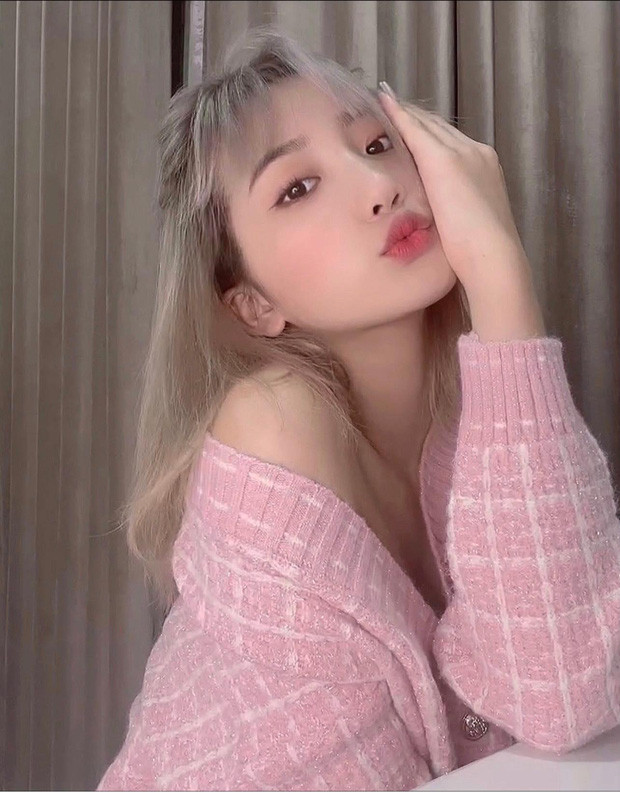  Hot TikToker Khánh Huyền cũng không quên gửi lời cảm ơn tới "ai đó" với dòng chữ "Thank you my baby" cùng biểu tượng trái tim ngọt ngào.