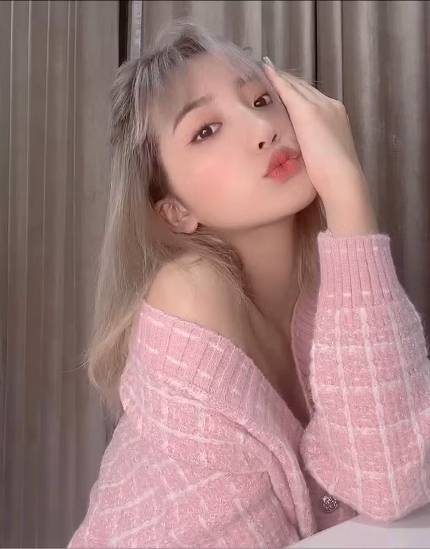  Hot TikToker Khánh Huyền cũng không quên gửi lời cảm ơn tới "ai đó" với dòng chữ "Thank you my baby" cùng biểu tượng trái tim ngọt ngào.