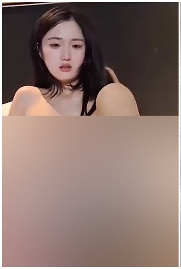 Cụ thể, những ngày qua, cư dân mạng lan truyền một đoạn clip nhạy cảm trong đó cặp đôi nam nữ chính có nhiều hành động táo bạo khiến dân tình bị sốc.