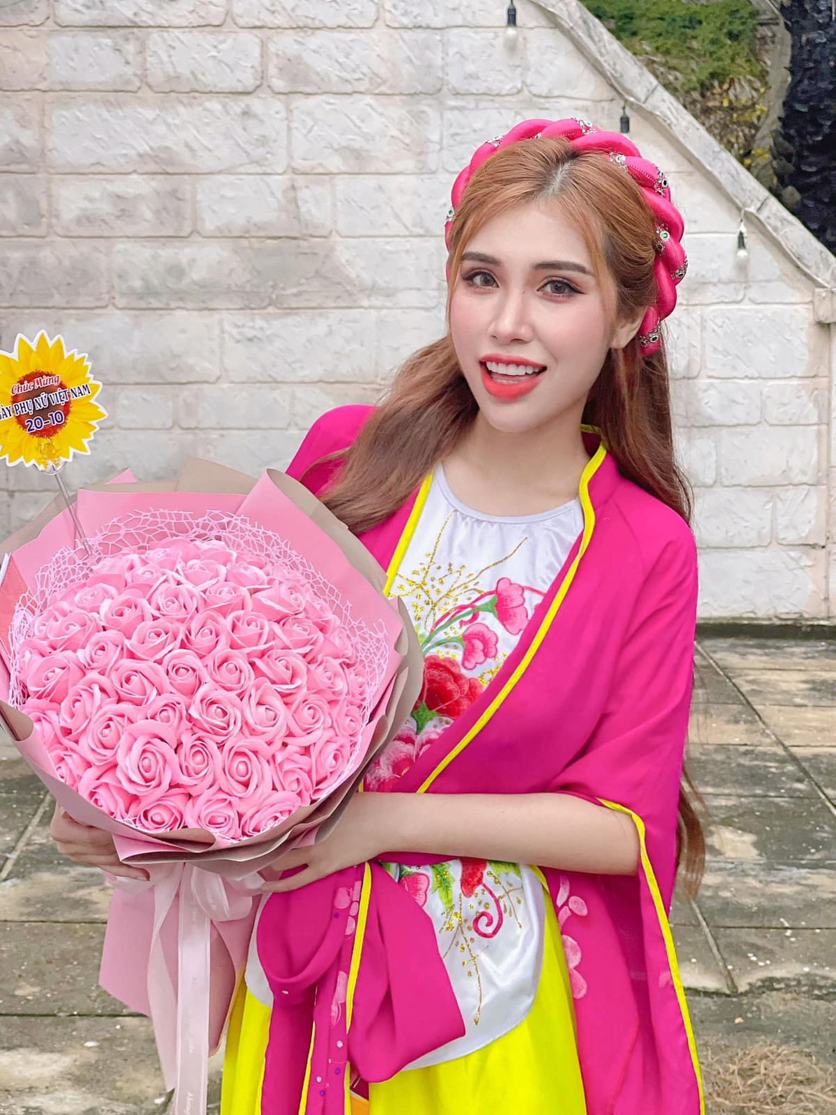 Pinky Bảo Trân gây chú ý ngay từ những tập đầu tiên nhờ ngoại hình gợi cảm, gương mặt xinh đẹp.