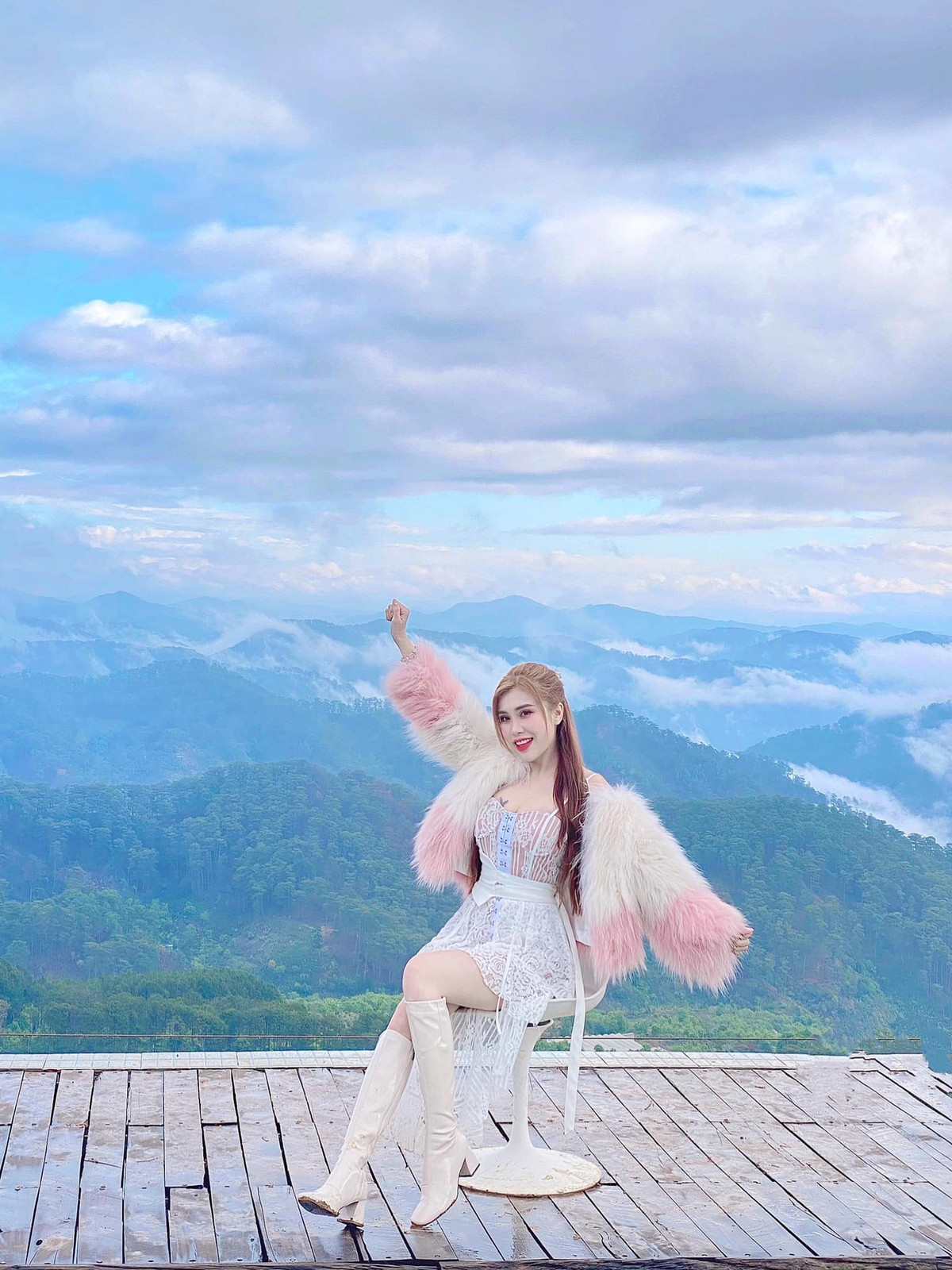 Trên trang cá nhân, Pinky Bảo Trân thường xuyên chia sẻ nhiều hình ảnh với phong cách thời trang quyến rũ.