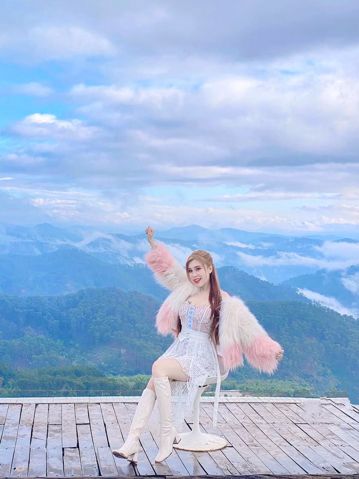 Trên trang cá nhân, Pinky Bảo Trân thường xuyên chia sẻ nhiều hình ảnh với phong cách thời trang quyến rũ.