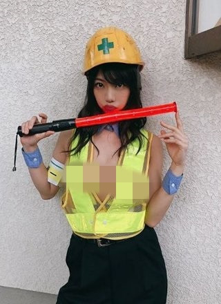 Chưa hết, nhóm gái xinh này đều rất biết tạo dáng khiến bản thân trở nên nổi bật, cuốn hút giữa đống xi măng, dụng cụ phụ hồ ngổn ngang.