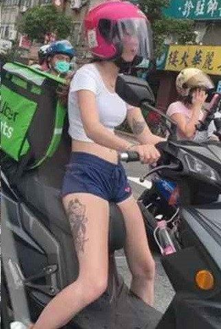 Điển hình như cô nàng giao hàng này mặc thứ đồ quá ngắn khiến ai nhìn cũng cảm thấy "nóng mắt".