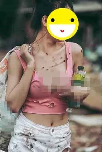 Sẽ không có gì đáng nói nếu cô gái này không ăn mặc quyến rũ, hở hang, không phù hợp với công việc.