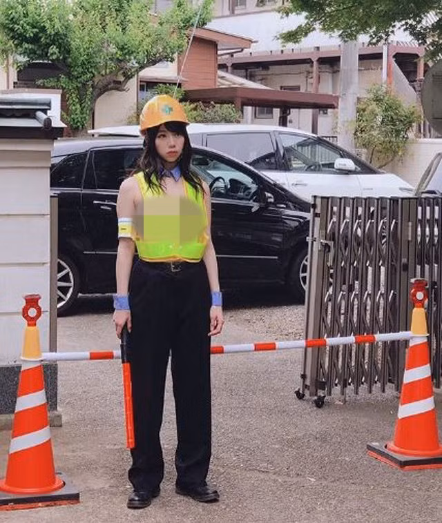 Gương mặt ai nấy đều được trang điểm khá chỉn chu, từ đầu đến chân cũng rất sạch sẽ chứ không lấm lem.