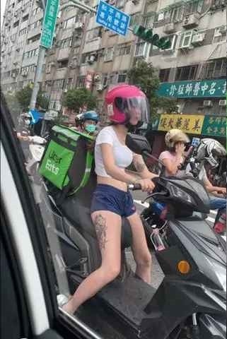 Trước đó, không ít lần netizen phải choáng váng với những mốt thời trang hở hang khi ra đường.