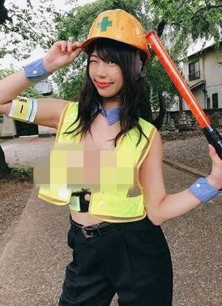 Tạo hình không phù hợp chút nào với hoàn cảnh và công việc, bộ ảnh trở thành chủ đề bàn tán của dân mạng. Đa phần đều cho rằng, các cô gái đang cố tình chụp ảnh sốc "câu like".