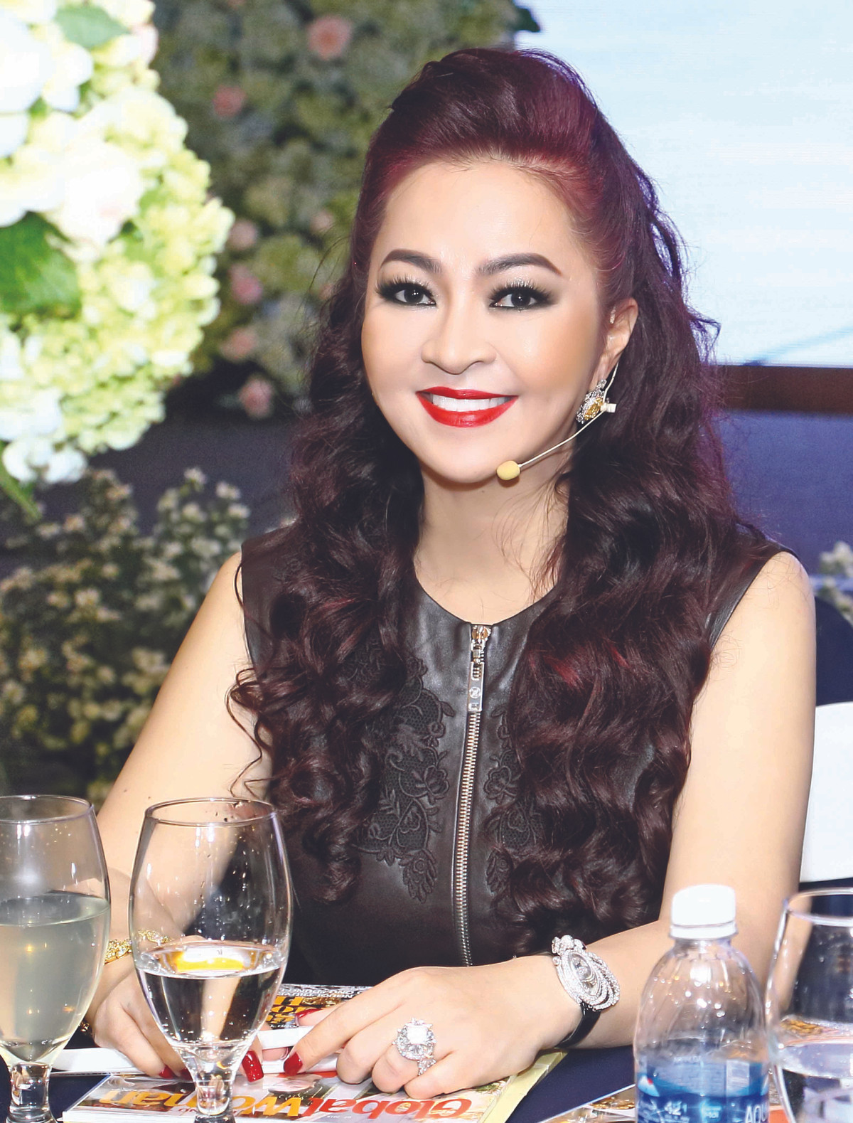 Cụ thể, bà chủ khu du lịch Đại Nam chia sẻ: "Tối trước khi đi ngủ tui đều xức dầu thơm (nước hoa) nên gối thơm, giường thơm và người tui lúc nào cũng thơm. Đừng có nghĩ đi ngủ là mình có thể xuề xoà được"