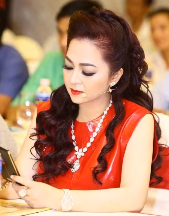 Bởi vậy, dẫn nhập vấn đề, nữ đại gia của khu du lịch 600 tỷ có thói quen dùng nước hoa mọi lúc mọi nơi.