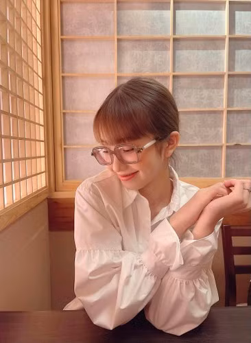 Dù còn rất trẻ nhưng Huyền 2k4 lại không theo đuổi phong cách đáng yêu, dễ thương đúng tuổi, thay vào đó cô nàng theo đuổi phong cách gợi cảm, đầy nóng bỏng.