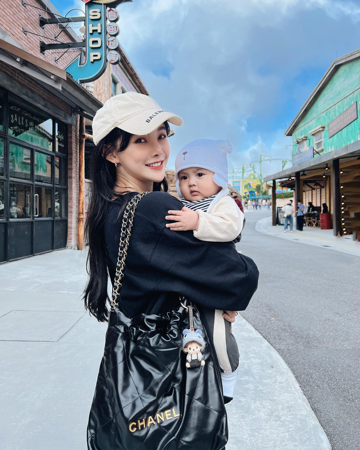 Mặc dù đã là mẹ nhưng gái xinh này vẫn giữ được vẻ ngoài trong sáng, thuần khiết và ngọt ngào hệt như thiếu nữ thanh xuân vườn trường.