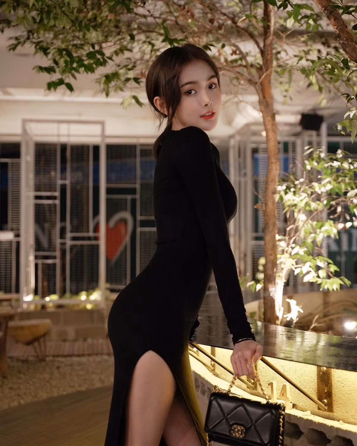 Chưa hết, Diệc Phi còn có phong cách thời trang cực kỳ trẻ trung. Hot mom thường xuyên chọn những kiểu trang phục khoe triệt để hình thể cùng lối mix thời thượng.