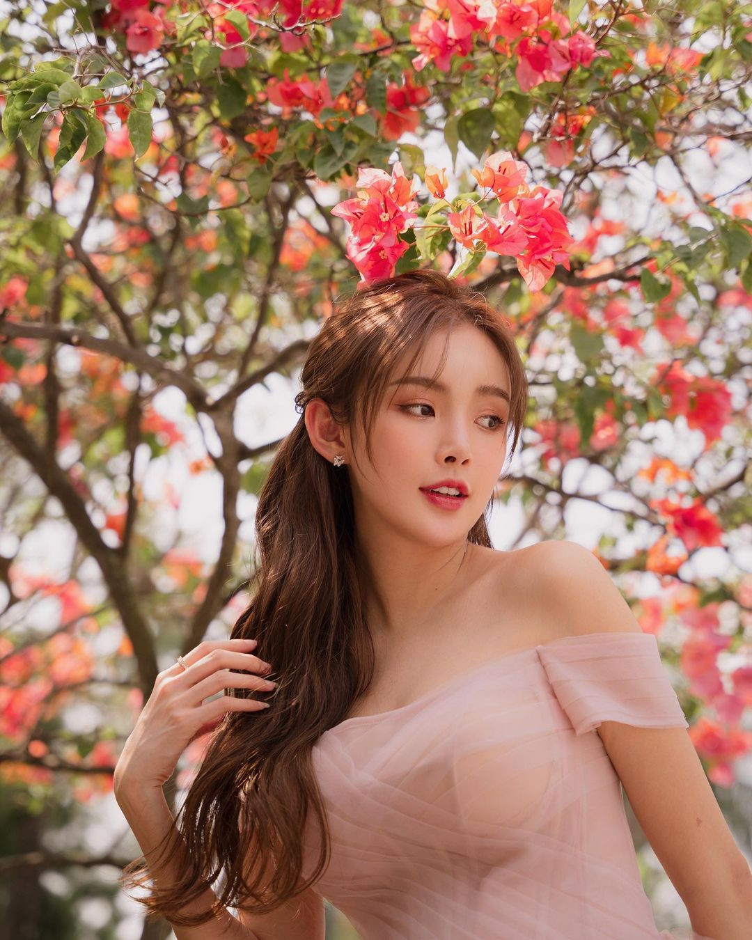 Nếu như chỉ nhìn vào gương mặt xinh đẹp và thân hình nóng bỏng không chút mỡ thừa của hiện tại thì khó ai tin được Diệc Phi đã là mẹ bỉm sữa.