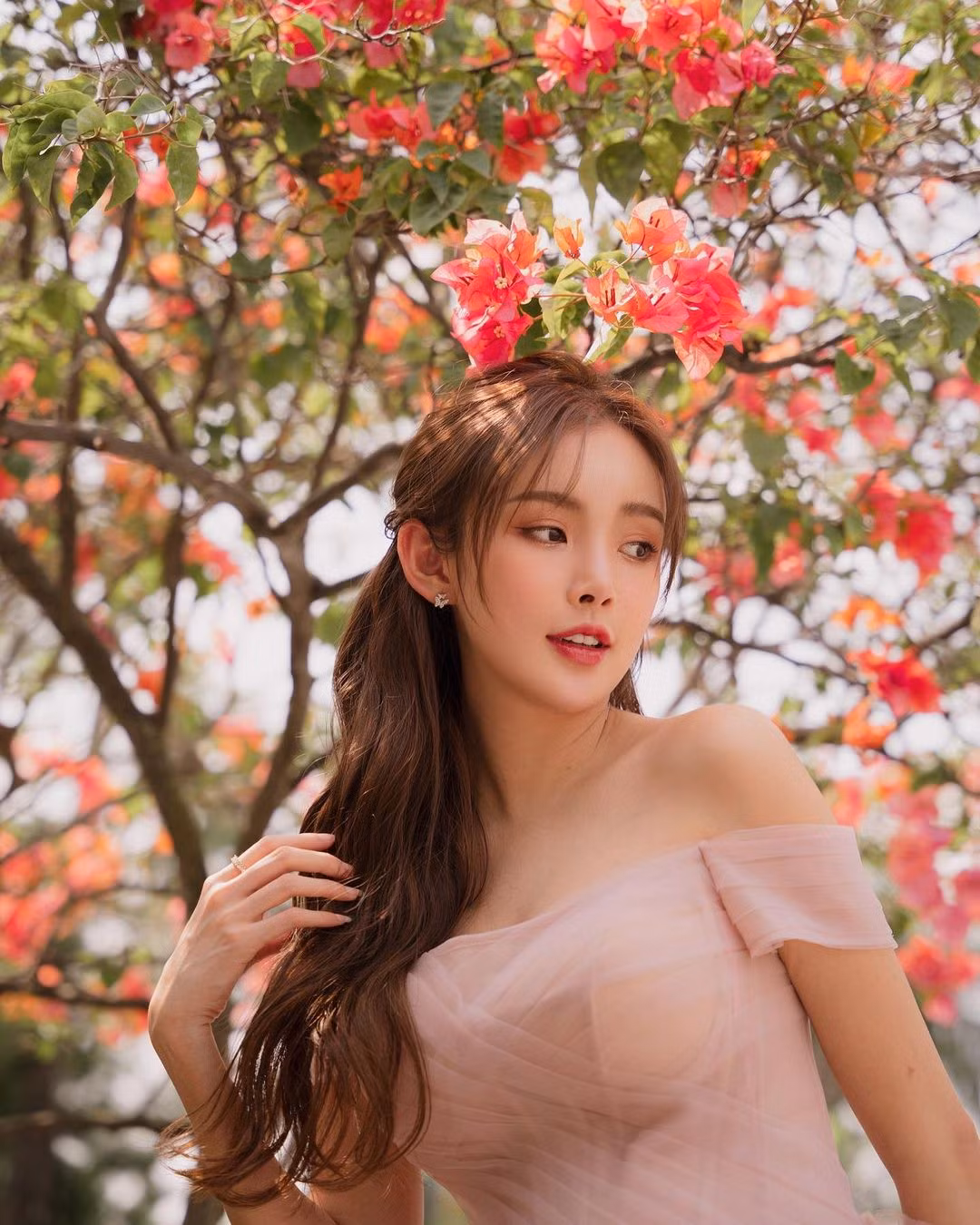 Nếu như chỉ nhìn vào gương mặt xinh đẹp và thân hình nóng bỏng không chút mỡ thừa của hiện tại thì khó ai tin được Diệc Phi đã là mẹ bỉm sữa.