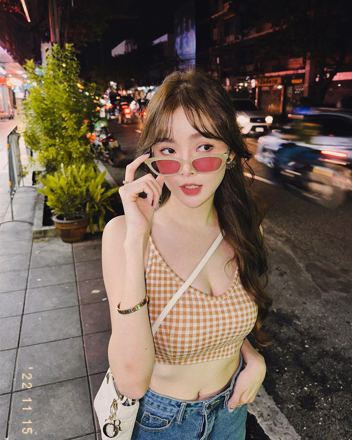 Diệp Phi có gương mặt cực kỳ thanh tú, các đường nét vô cùng tinh xảo. Cộng thêm làn da trắng mịn khiến người nhìn không thể rời mắt.