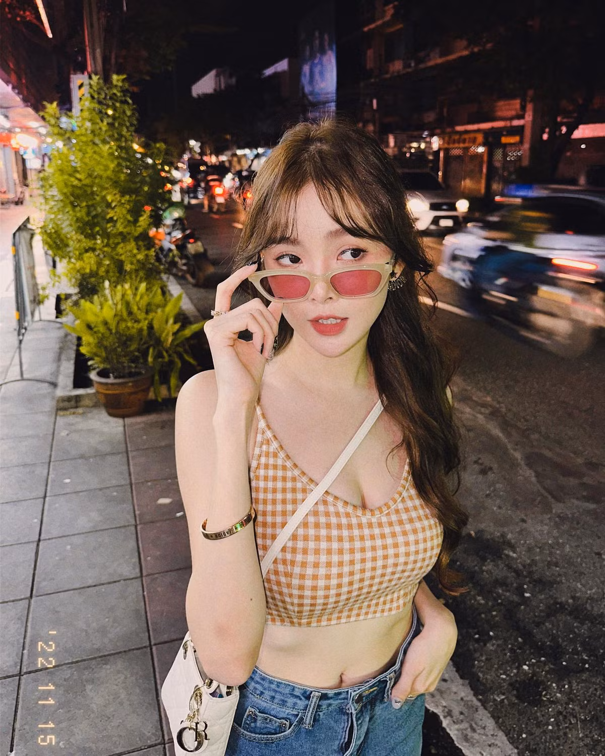 Diệp Phi có gương mặt cực kỳ thanh tú, các đường nét vô cùng tinh xảo. Cộng thêm làn da trắng mịn khiến người nhìn không thể rời mắt.