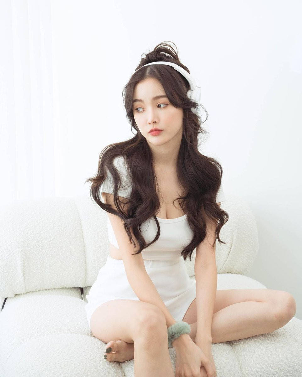 Mẹ bỉm sữa có thân hình chữ S, vòng 1 nẩy nở và vòng eo con kiến giúp cô mặc gì cũng đẹp. Ngoài ra, Diệc Phi còn có lợi thế về chiều cao và đôi chân thon dài, thẳng tắp như các mỹ nữ trong truyện tranh.