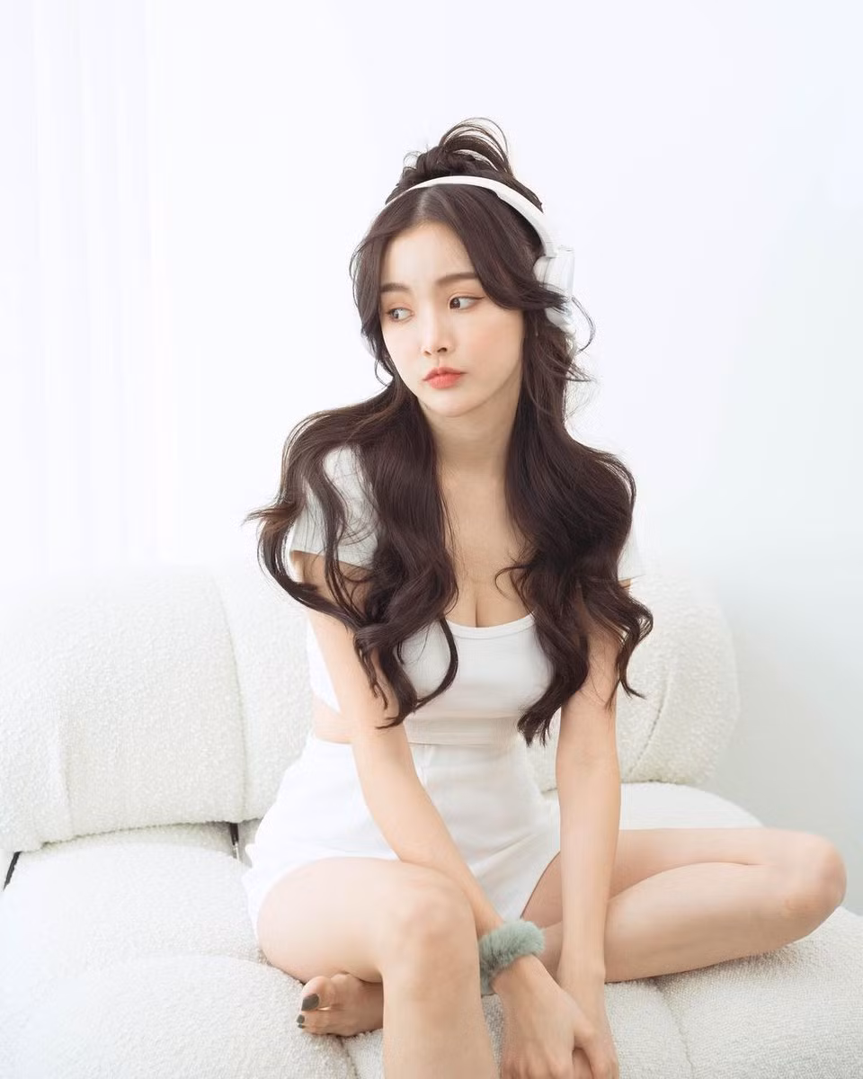 Mẹ bỉm sữa có thân hình chữ S, vòng 1 nẩy nở và vòng eo con kiến giúp cô mặc gì cũng đẹp. Ngoài ra, Diệc Phi còn có lợi thế về chiều cao và đôi chân thon dài, thẳng tắp như các mỹ nữ trong truyện tranh.