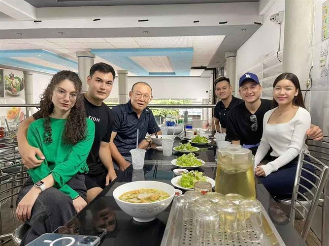 Cách đây không lâu, bức ảnh Lâm Tây đi ăn cùng thầy Park, Hồ Tấn Tài, em trai và bạn gái Yến Xuân đã khiến dân tình không khỏi chú ý.