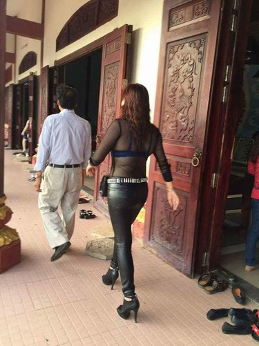 Còn nickname H.N cho biết: "Chịu, chẳng biết nói sao. Không biết ý thức ở đâu mà vào nơi chùa chiền tôn nghiêm lại ăn mặc như vậy. Thật hết chịu nổi".