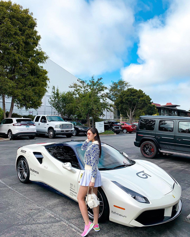 Ngoài ra Tiểu Giang cũng sở hữu hầu hết các thương hiệu túi nổi tiếng thế giới mà cô gái nào cũng ao ước như Dior, Hermes, Gucci, Chanel, Fendi, Louis Vuitton...