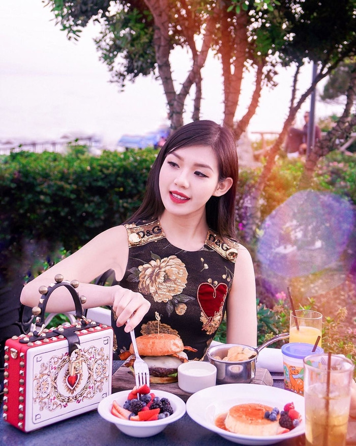 Những hình ảnh chia sẻ công khai trên Instagram hay Facebook của Tiểu Giang chỉ là một góc nhỏ trong cuộc sống xa hoa của cô.