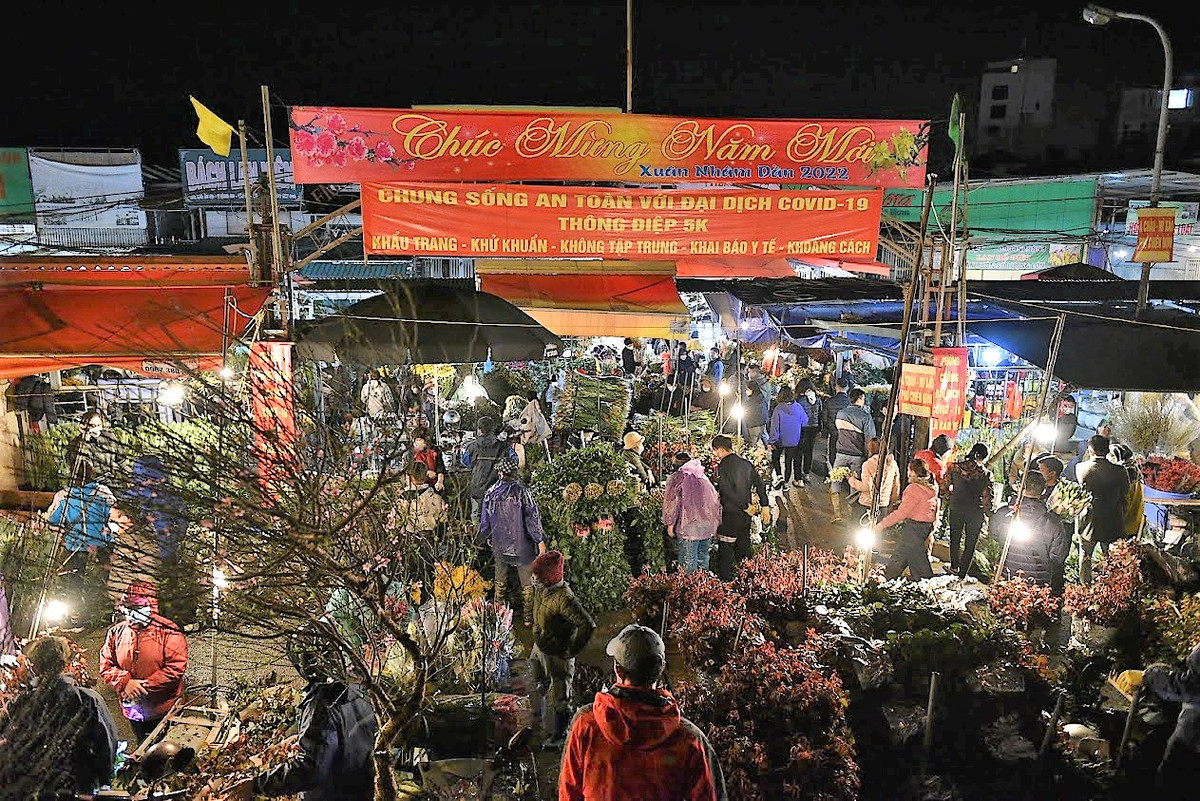Những ngày giáp Tết, thời tiết Hà Nội bất ngờ chuyển xấu mưa phùn kèm theo không khí lạnh tăng cường. Tuy nhiên, bất lợi này không thể cản được bước chân của người dân Hà Nội tới "vựa hoa" Quảng Bá.