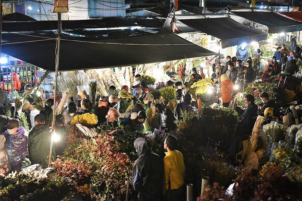 Chợ Quảng An luôn là địa điểm yêu thích của nhiều người mỗi dịp Tết đến, Xuân về.