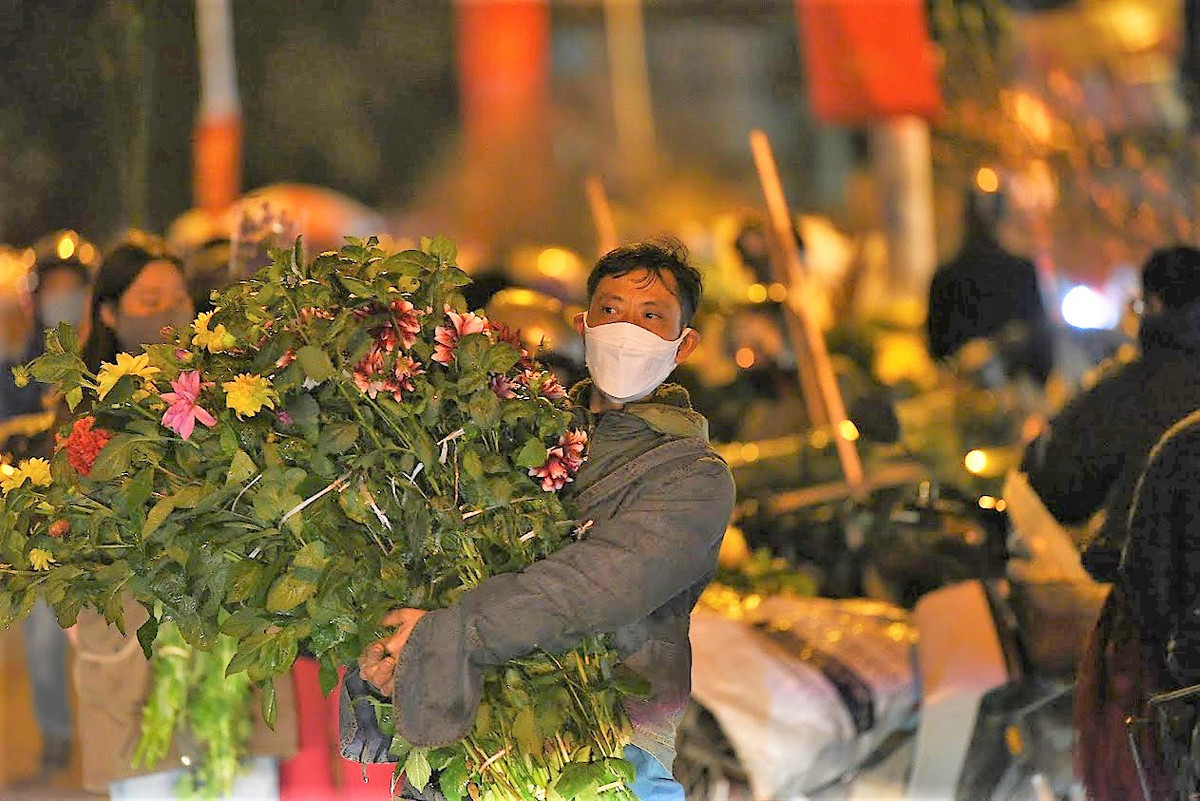 Hàng trăm loại hoa với đủ chủng loại được bày bán.