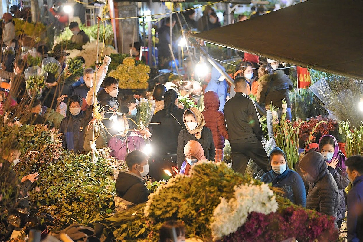 Là đầu mối cung cấp hoa lớn nhất Hà Nội và họp chợ dọc theo đường đê Âu Cơ nên chợ hoa thu hút cả dân buôn lẫn khách lẻ.