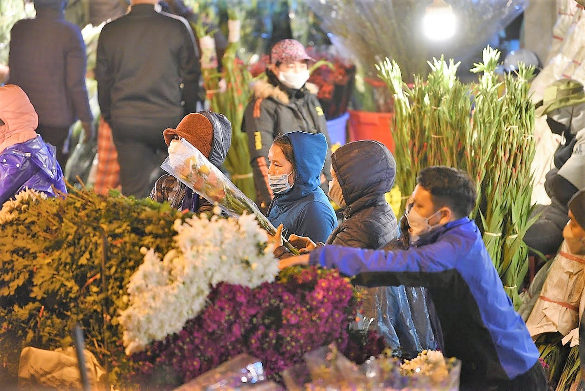 Tại chợ hoa, chỉ có 1 lối đi ở giữa cho khách hàng chọn hoa, nên nhiều khi lượng người sẽ bị ùn ứ lại khi có phương tiện đi vào.