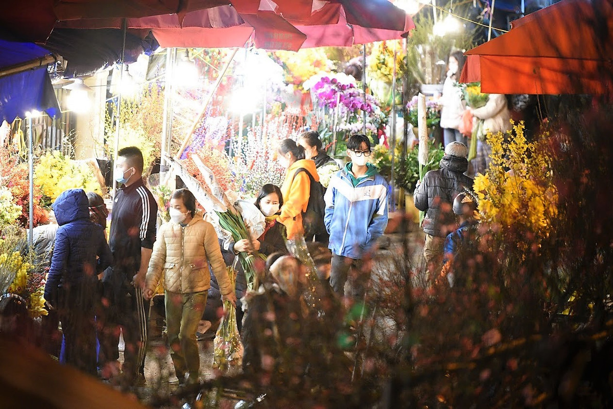 Đây cũng là chợ đầu mối hoa bán đi khắp Hà Nội và những vùng ngoại thành.