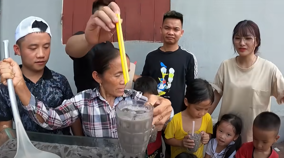 Việc tụ tập đông người trong những ngày dịch bệnh có diễn biến phúc tạp là điều bị cấm nhưng xem clip của bà Tân vlog, có không dưới 10 người cùng túm tụm lại.