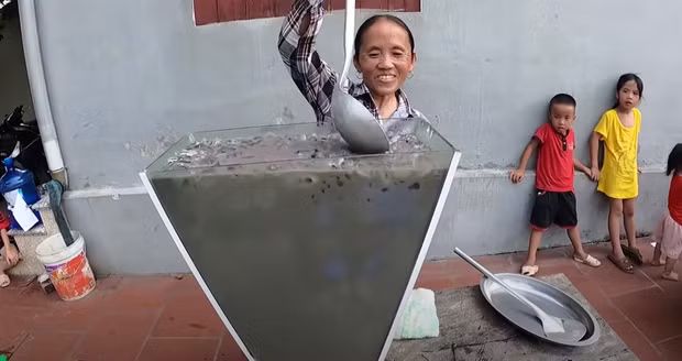 Gần đây, không khó để nhận ra bà Tân thay vì nấu nướng thì đã chuyển qua làm những ly nước siêu to khổng lồ và mới nhất là clip làm trà sữa than tre được netizen ví như "xi măng".