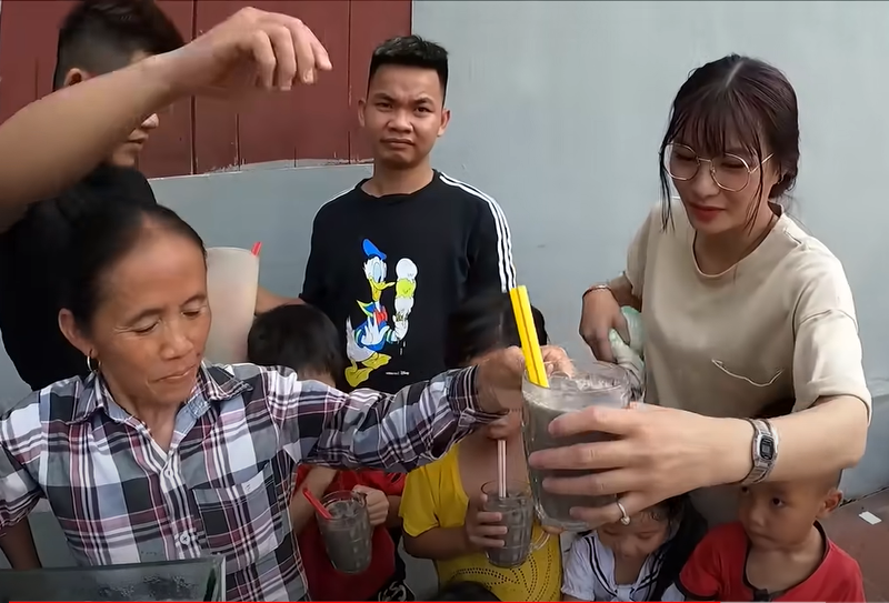 Dường như "các cháu" của bà Tân vlog vì quá vui với việc "ăn chùa uống chùa" mà quên đi việc phòng chống dịch.