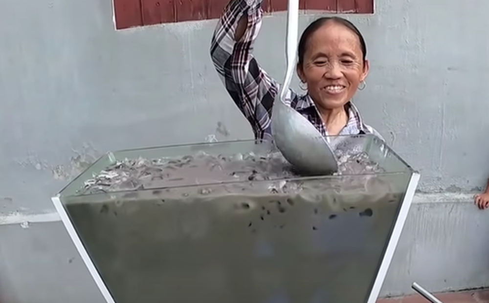 Trái ngược với những video có độ viral, phủ sóng mạnh mẽ như thời gian đầu lập kênh, gần một năm trở lại đây, kênh YouTube của bà Tân vlog liên tục bị mất đề xuất, không còn là kênh sở hữu những video "triệu triệu" view như trước nữa.