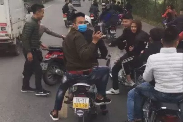 Hang chuc thanh nien lai xe may dan hang ngang, co tinh lang lach truoc dau o to