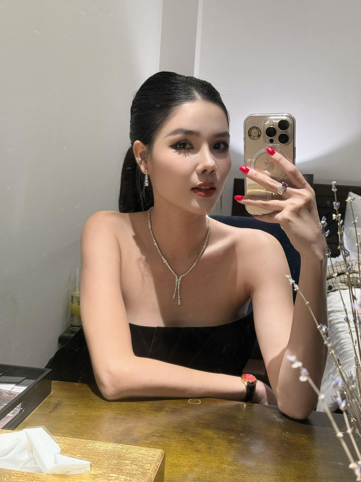 Ngoài thời gian đi diễn, Kỳ Hân chăm chỉ bán hàng online để thu nhập thêm cho cuộc sống gia đình.