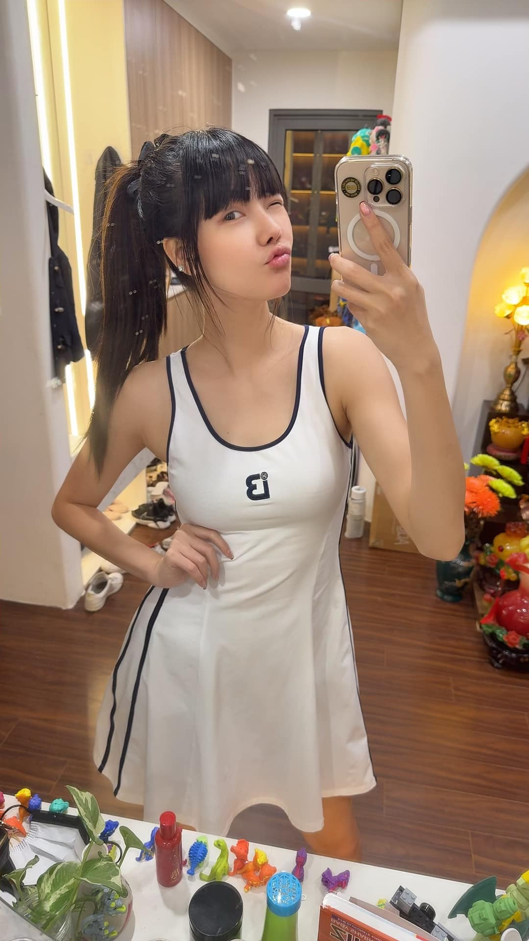 Vợ chồng cầu thủ đang thi đấu cho CLB Bình Định còn thoải mái diện đồ đôi, vợt pickleball đôi.