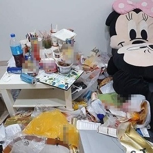 Mới đây, dân tình lại hết hồn khi chứng kiến một căn phòng trọ ngập rác của một cô gái xinh đẹp bị chủ nhà bóc phốt sau khi trả phòng.