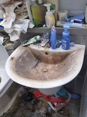 Chỉ vài bức ảnh nhưng đã lột tả được hết tất cả những gì bẩn thỉu nhất trên thế gian, đều hội tụ trong căn phòng này.