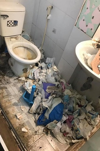Ngoài ra, từ sàn nhà vệ sinh, bồn rửa mặt đến sàn bếp đều cáu bẩn màu đen đặc.
