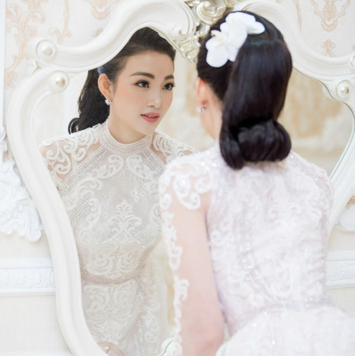 Một phần vì sự lộng lẫy của tòa lâu đài như trong truyện cổ tích khiến nhiều người xao xuyến, một phần vì cư dân mạng nghi ngờ độ chính xác của thông tin và chân dung chủ nhân của khối tài sản kếch xù này.