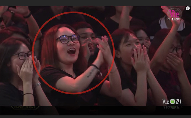 Nhiều người còn bình luận dí dỏm: Thậm chí cô gái này lên hình còn nhiều hơn cả DJ, thí sinh biểu diễn trên sân khấu!